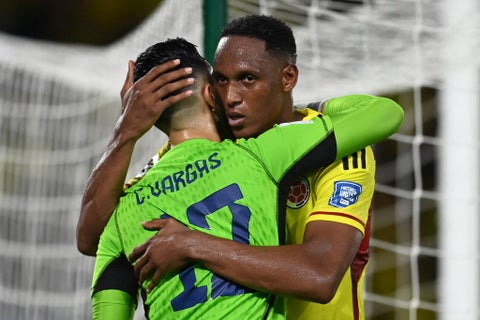 Un soberbio Daniil Medvedev (3) acabó este viernes con el sueño de Carlos Alcaraz (1). El campeón del Abierto de EE.UU., que aspiraba este año a una doble corona que nadie consigue en Flushing Meadows desde Roger Federer (2004-2008), no pudo con el recital del ruso, que se enfrentará en la final al serbio Novak Djokovic (2). El español, de 20 años, perdió en semifinales por 7-6(3), 6-1, 3-6 y 6-3 tras un partido emocionante partido e tres horas y 19 minutos. Vencedor del Abierto de EE.UU. en 2021, Medved