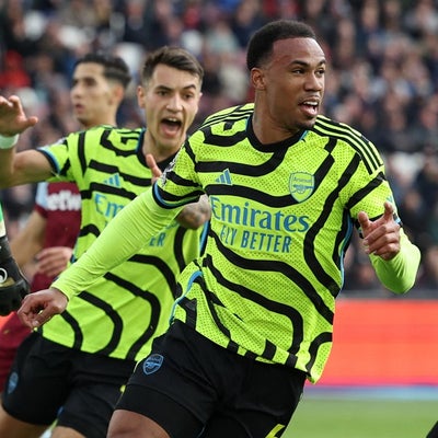 Arsenal goleó al West Ham y mantiene la pelea con el Liverpool