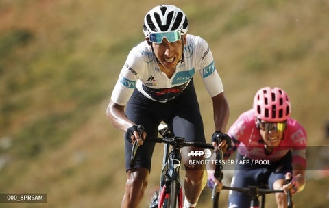 Egan Bernal y Rigoberto Urán (al fondo) en el Tour de Francia