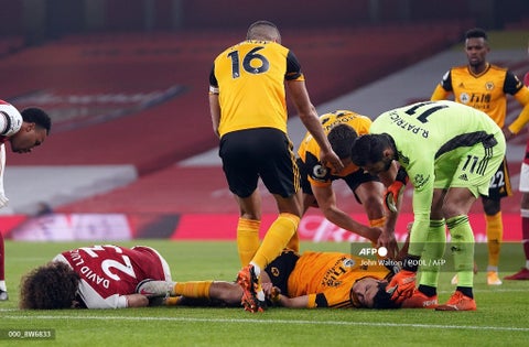 Choque de David Luiz y Raul Jiménez