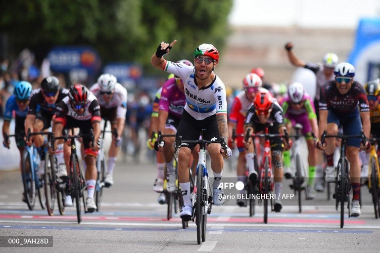 Fernando Gaviria, sin sillín, se ve al fondo de Nizzolo, ganador de etapa
