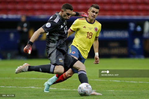 Rafael Santos Borré y Emiliano Martínez