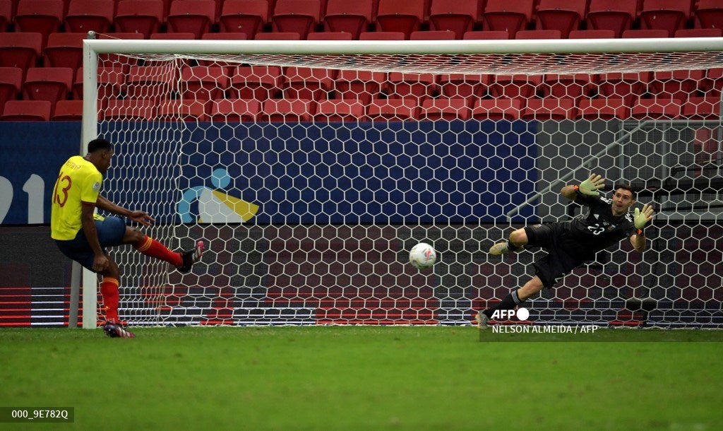 Dibu Martínez le gritó de todo a Yerry Mina en una Copa América.