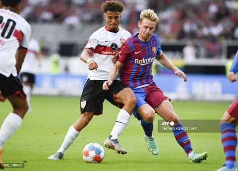 Frankie de Jong jugando con el Barcelona en la temporada 2022.