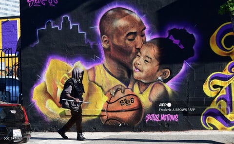 Mural en honor a Kobe Bryant y su hija Gianna.