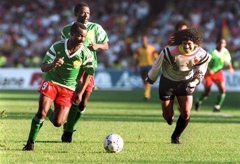 Roger Milla y René Higuita - Mundial Italia 1990