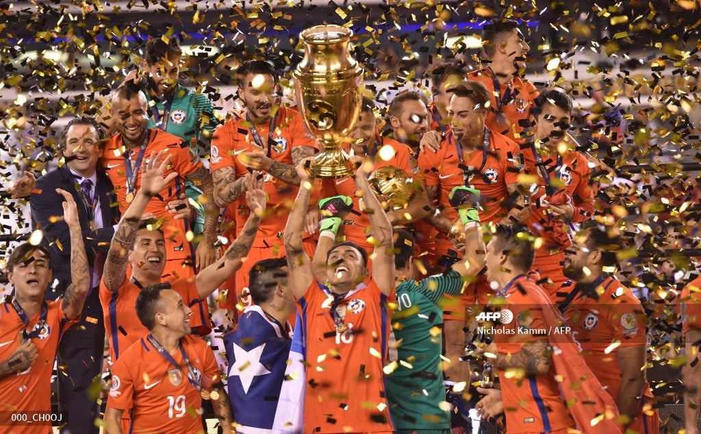 La selección chilena levantando el título de la Copa América Centenario 2016.