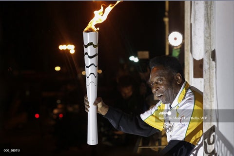 Pelé cargando la antorcha olímpica