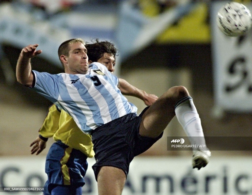 Foto de Martín Palermo luego de fallar uno de los penaltis contra Colombia en la Copa América de 1999.