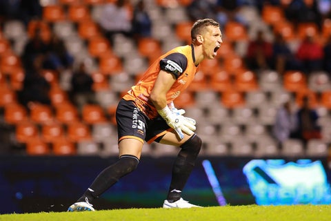 Nicolás Vikonis arquero de Puebla