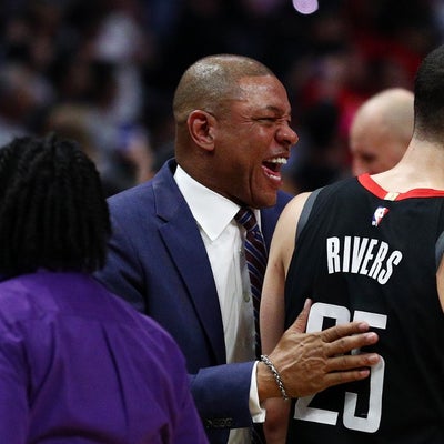 Doc Rivers y su hijo Austin se enfrentan en partido de la NBA