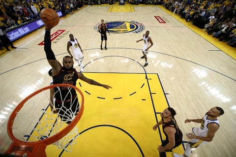 Lebron James ejecutando un clavado con los Cleveland Cavaliers