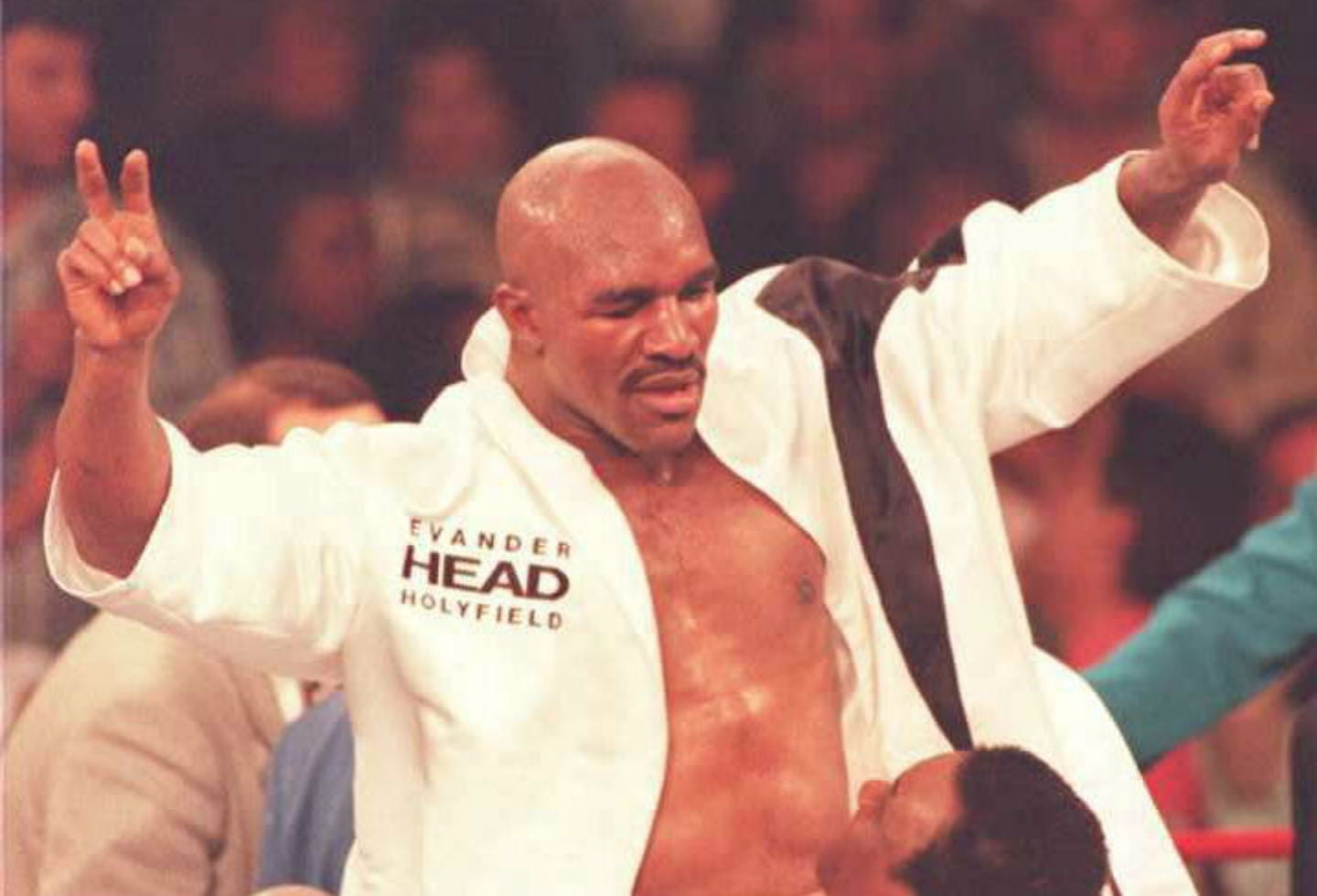 10. Evander Holyfield. Nació el 19 de octubre de 1962 en Atmore, Alabama, (EE.UU.). Se retiró el 7 de mayo de 2011. Tiene un récord de 44 victorias (29 nocauts), diez derrotas, dos empates – un combate nulo. Realizó catorce defensas.