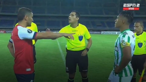 Gonzalo Bergessio, caliente en el duelo Atlético Nacional vs Nacional de Uruguay