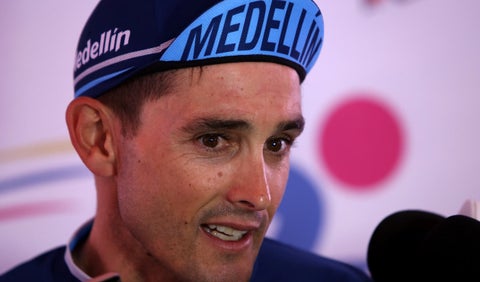 Carlos Bacca portando la llama olímpica de los Juegos Centroamericanos y del Caribe Barranquilla 2018