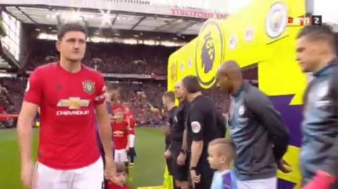 Jugadores y árbitros no se saludaron con la mano en el clásico de Manchester