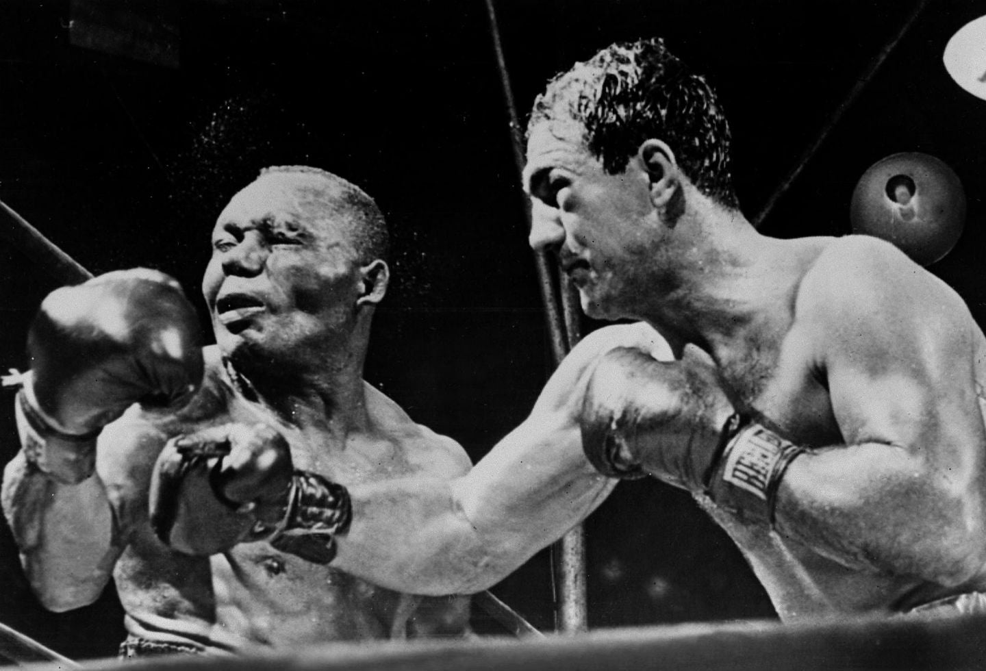 3. Rocky Marciano (Rocco Francis Marchegiano). Nació el 1 de septiembre de 1923 en Brockton, Massachusetts (EE.UU.). Se retiró el 27 de abril de 1956. Falleció el 31 de agosto de 1969.Tiene un récord de 49 victorias (43 nocauts), 0 derrotas. Realizó doce defensas.