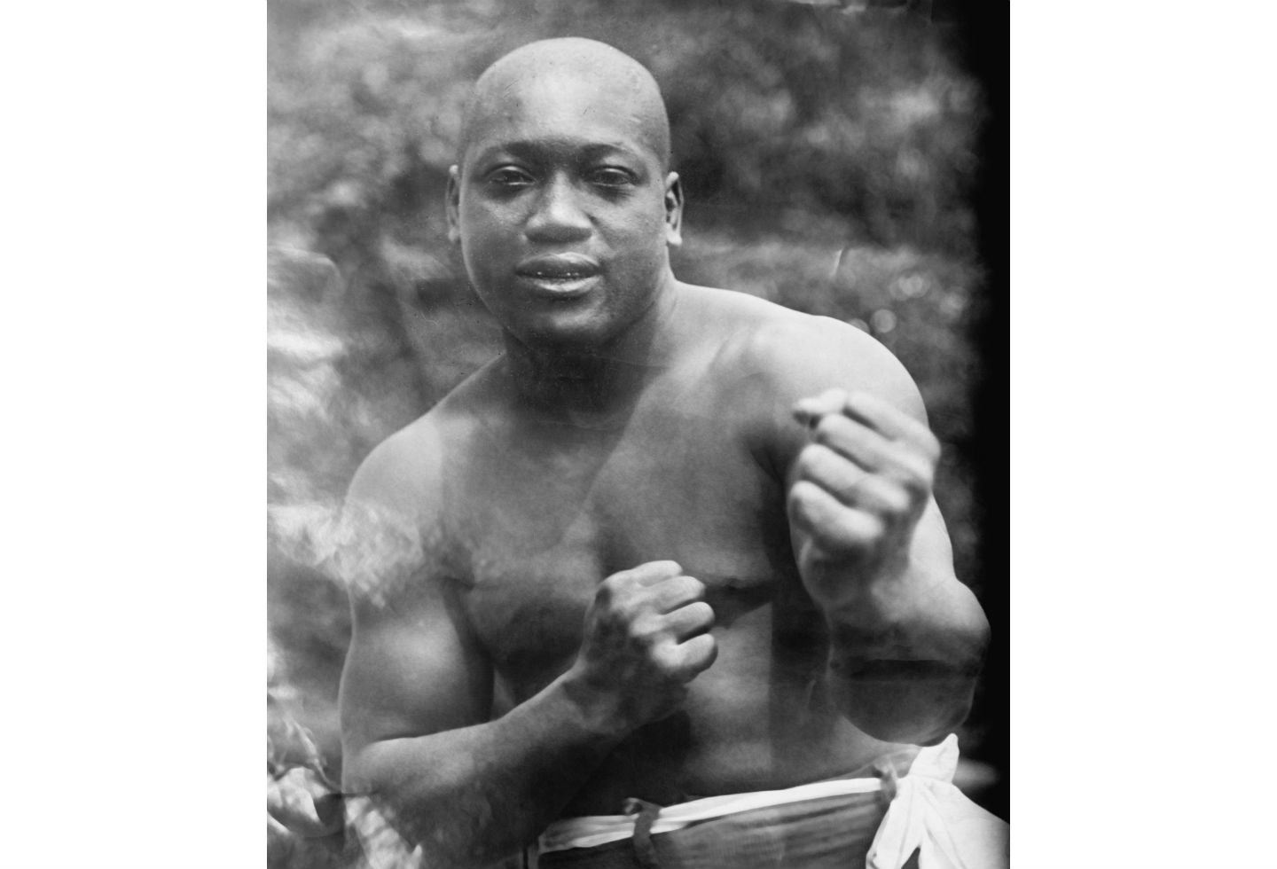 5. Jack Johnson. Nació el 31 de marzo de 1878 en Galveston, Texas (EE.UU.). Se retiró el 27 de noviembre de 1945. Falleció el 10 de junio de 1946. Tiene un récord de 73 victorias (40 nocauts), trece derrotas y diez empates – cinco combates nulos. Realizó trece defensas bajo registro oficial. 