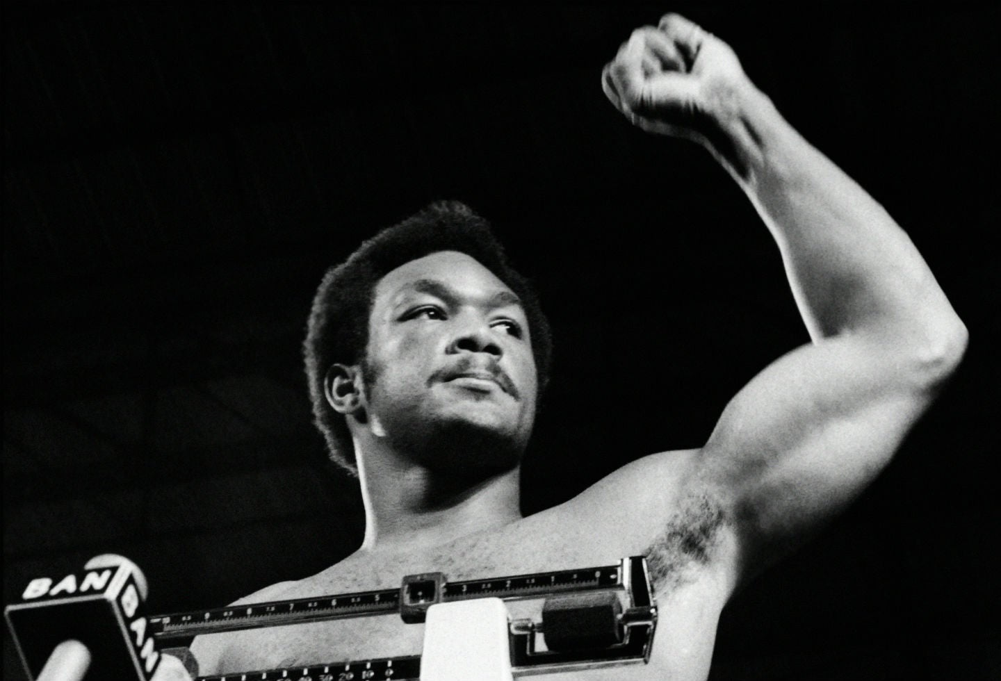 7. George Foreman. Nació el 10 de enero de 1949 en Marshall, Texas (EE.UU.). Se retiró el 22 de noviembre de 1997. Tiene un récord de 76 victorias (68 nocauts), cinco derrotas. Realizó cinco defensas. 
