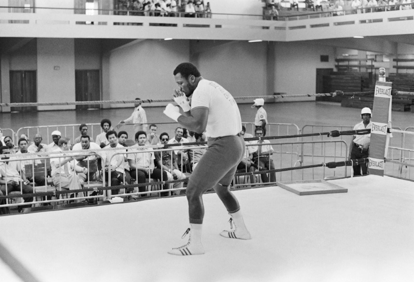 8. Joe Frazier. Nació el 12 de enero de 1944 en Beaufort, Carolina del Sur (EE.UU.). Se retiró el 3 de octubre de 1981. Falleció el 7 de noviembre de 2011. Tiene un récord de 32 victorias (27 nocauts), cuatro derrotas y un empate. Realizó cuatro defensas. 