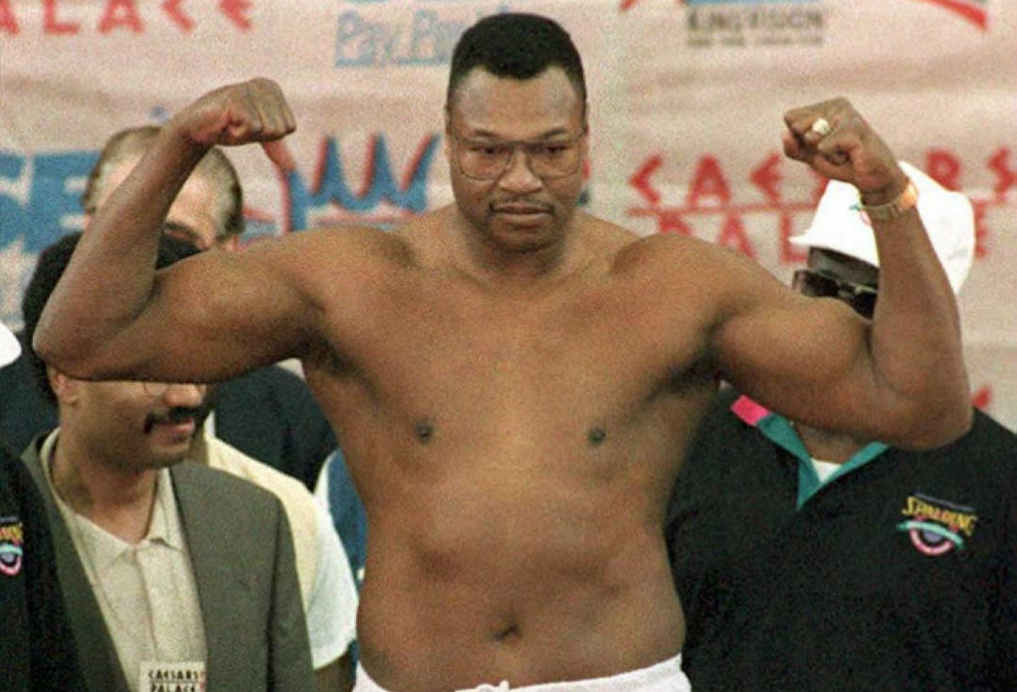 9. Larry Holmes. Nació el 3 de noviembre de 1949 en Cuthbert, Georgia (EE.UU.). Se retiró el 27 de julio de 2002. Tiene un récord: 69 victorias (44 knockouts), seis derrotas. Realizó 19 defensas. 