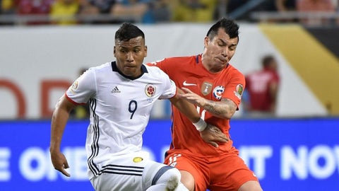 Roger Martínez y Gary Medel