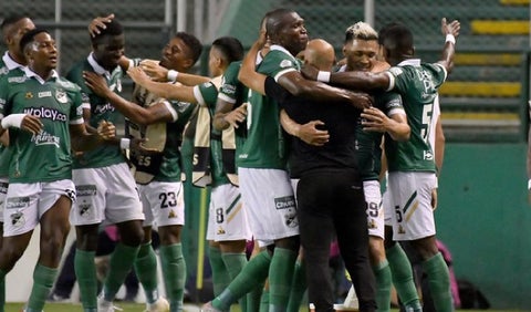 Abrazo entre Mayer y Teo