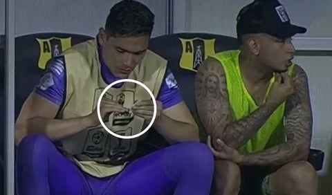 Aldair Quintana, nacional, cortándose la uñas
