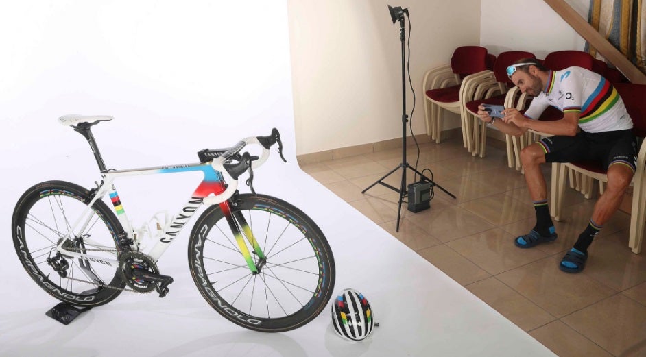 Alejandro Valverde estrenó su uniforme con el arcoíris de campeón del mundo
