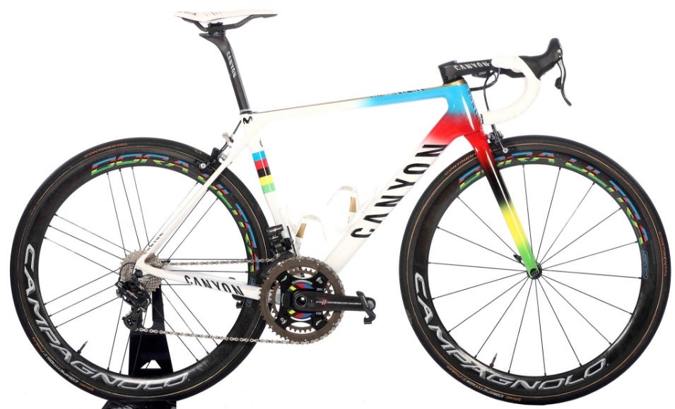 Alejandro Valverde estrenó su uniforme con el arcoíris de campeón del mundo