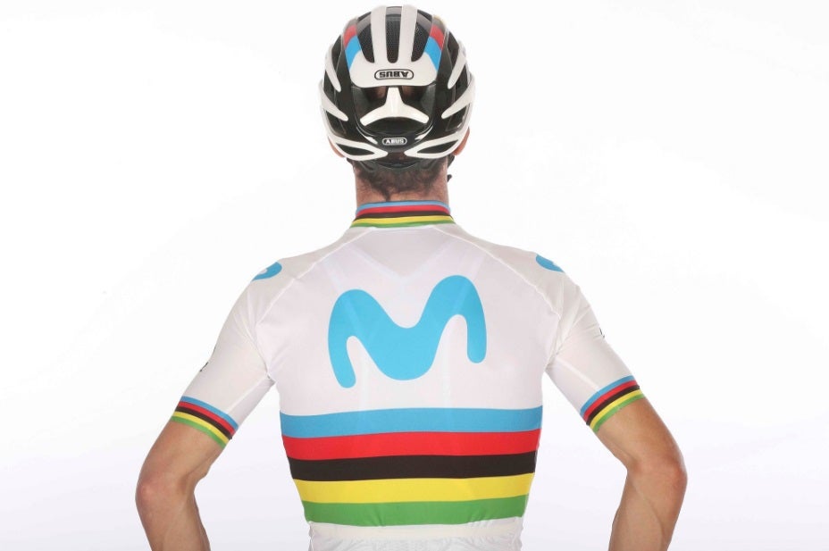 Alejandro Valverde estrenó su uniforme con el arcoíris de campeón del mundo