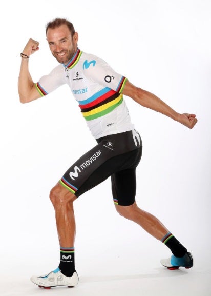 Alejandro Valverde estrenó su uniforme con el arcoíris de campeón del mundo