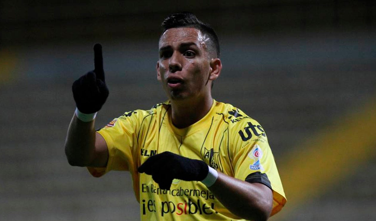 Alex Castro jugando para Alianza Petrolera, sus derechos pertenecen al Deportivo Cali