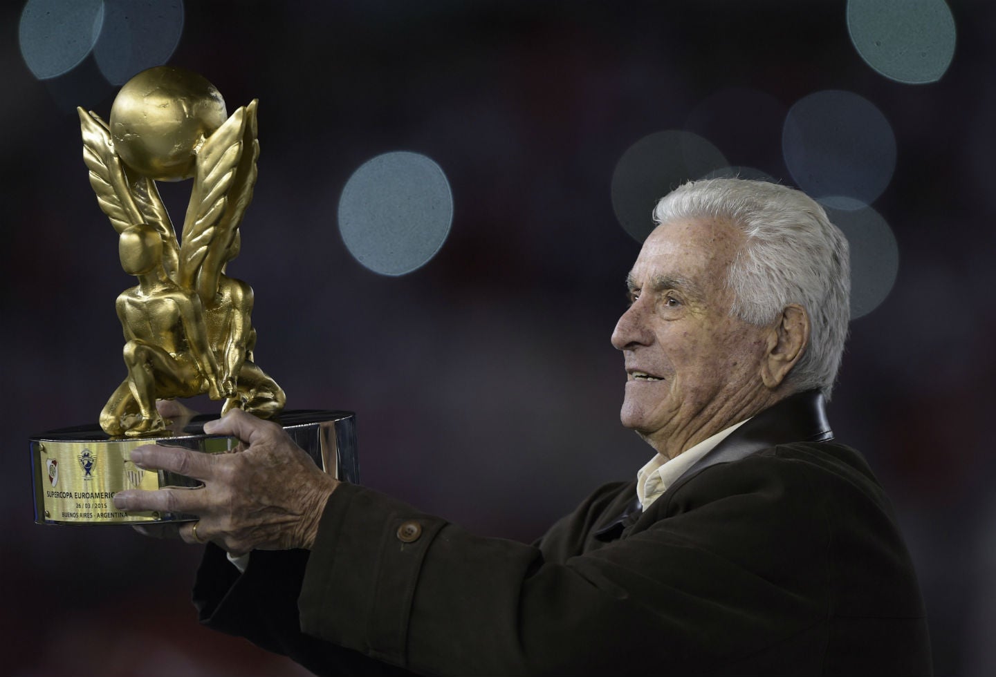 9. Amadeo Carrizo. Es considerado el mejor portero argentino de todos los tiempos. Hay aseguran que revolucionó su puesto saliendo más lejos del área chica y jugando con los pies. Jugó con River Plate 520 partidos.