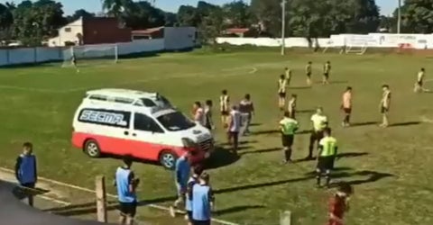 Conductor de ambulancia dejó las llaves adentró mientras atendía a jugador lesionado