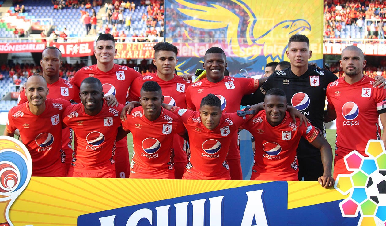 América: jugadores celebrando un gol