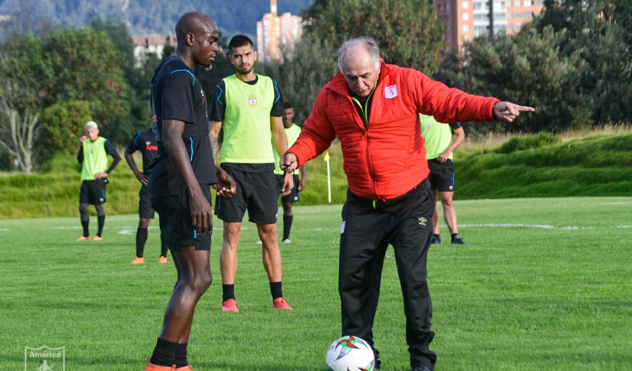 America de Cali entrenando