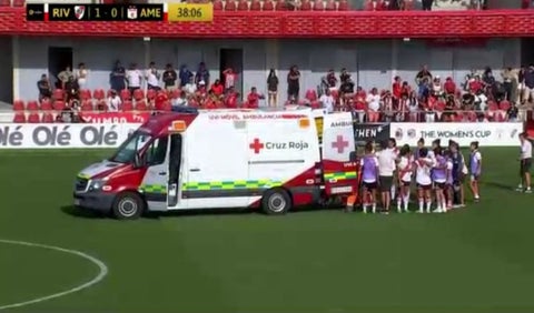 América vs River Plate, se desvanece jugadora en pleno partido