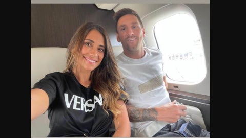 Lionel Messi y su esposa viajando a París