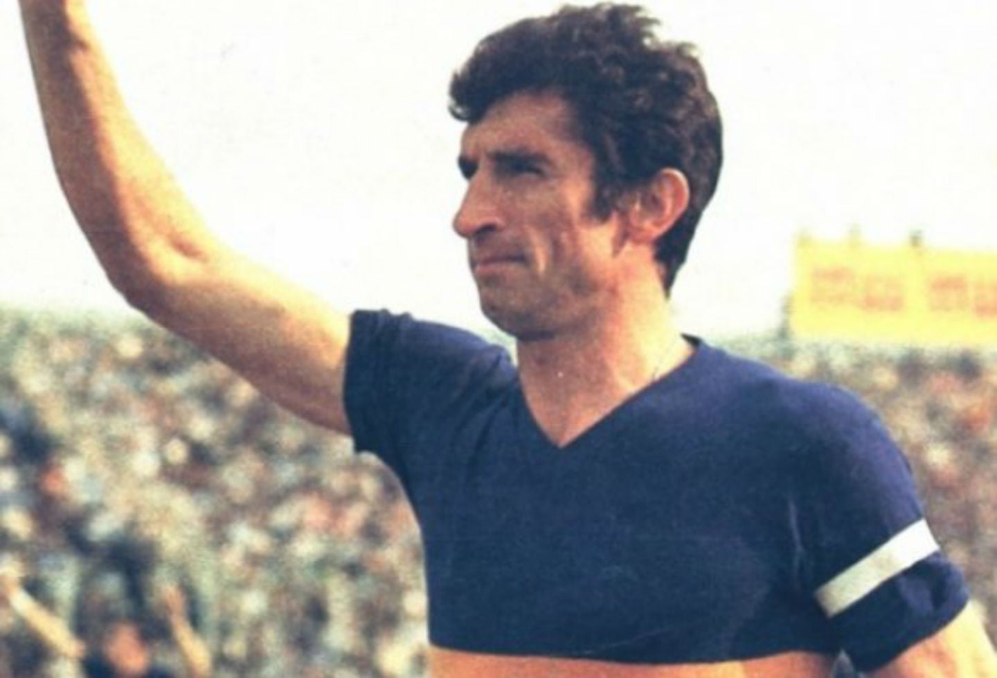 5. Antonio Rattin. El eterno capitán de Boca que demostró ser un líder dentro de la cancha y un referente para sus compañeros y rivales. Disputó 382 partidos entre 1956 y 1970, siendo ésta la única camiseta que lució en su carrera. Ganó cuatro títulos. 