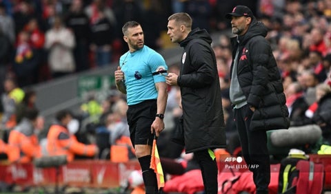 Árbitro que agredió a jugador de Liverpool