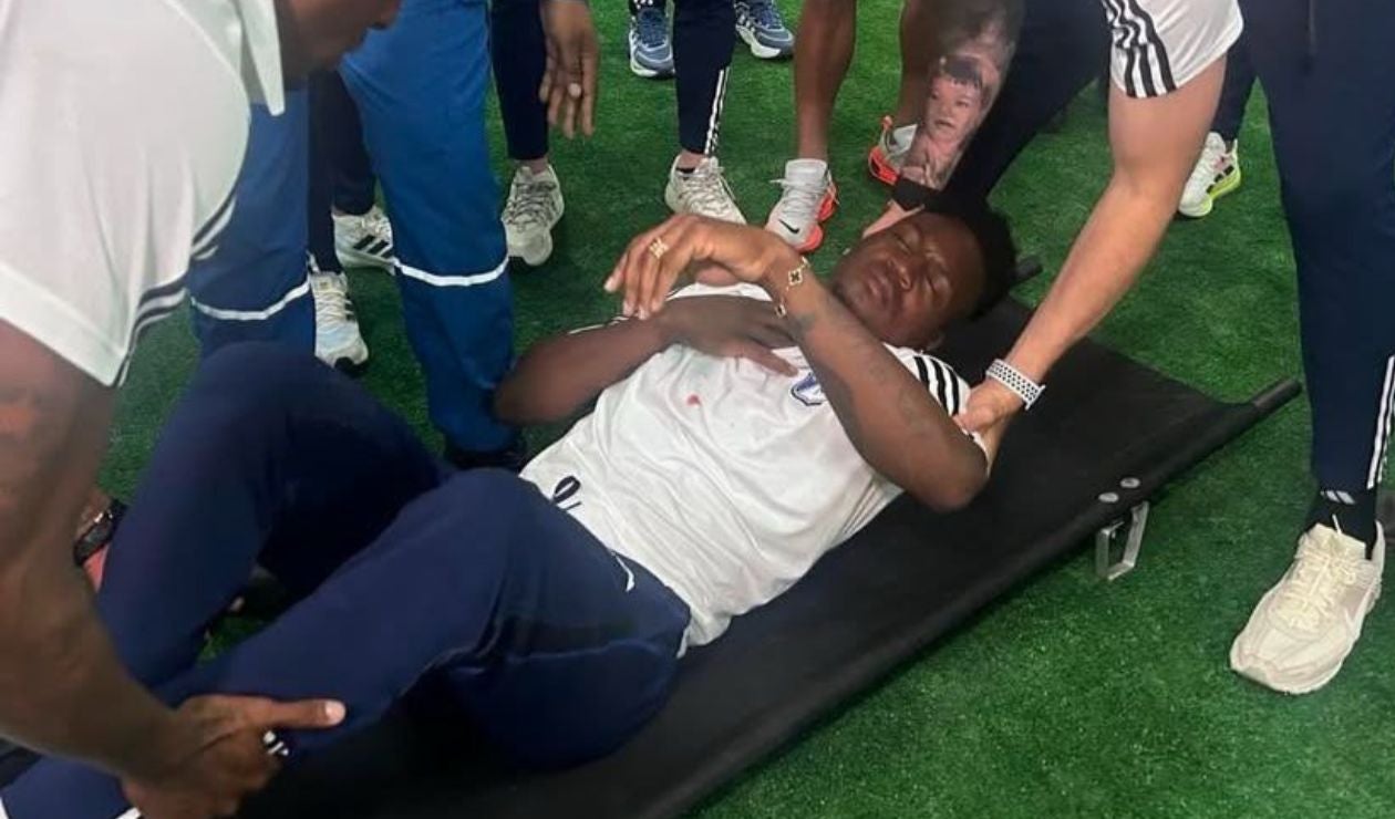 Iván Arboleda siendo trasladado en camilla tras el ataque al bus de Millonarios.