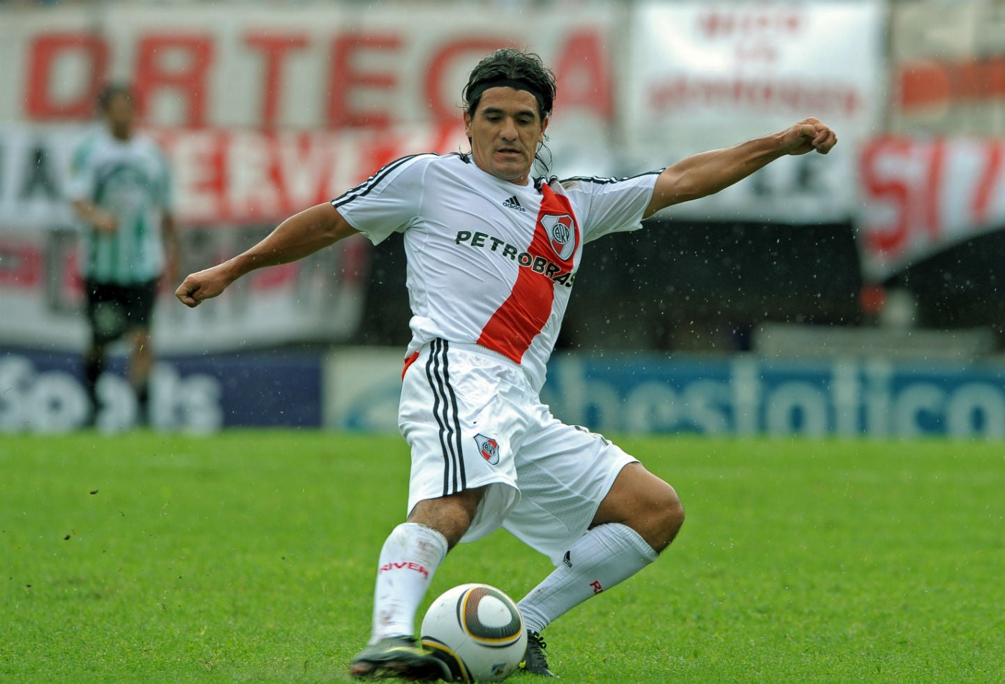3. Ariel Ortega. Su historia comenzó en 1991 de la mano de Daniel Passarella. Debutó a los 17 años y en su primer etapa alcanzó cuatro torneos locales y una Copa Libertadores en 1996.