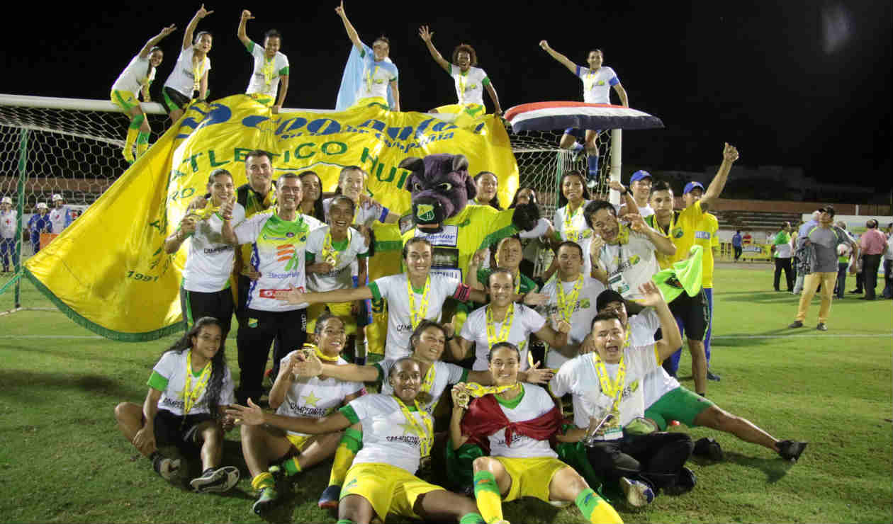 Las campeonas fueron recibidas por toda la hinchada opita.