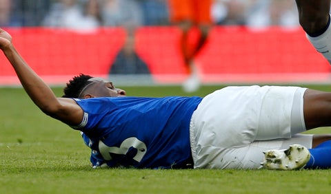 Yerry Mina durante el partido ante el Tottenham en la Premier League