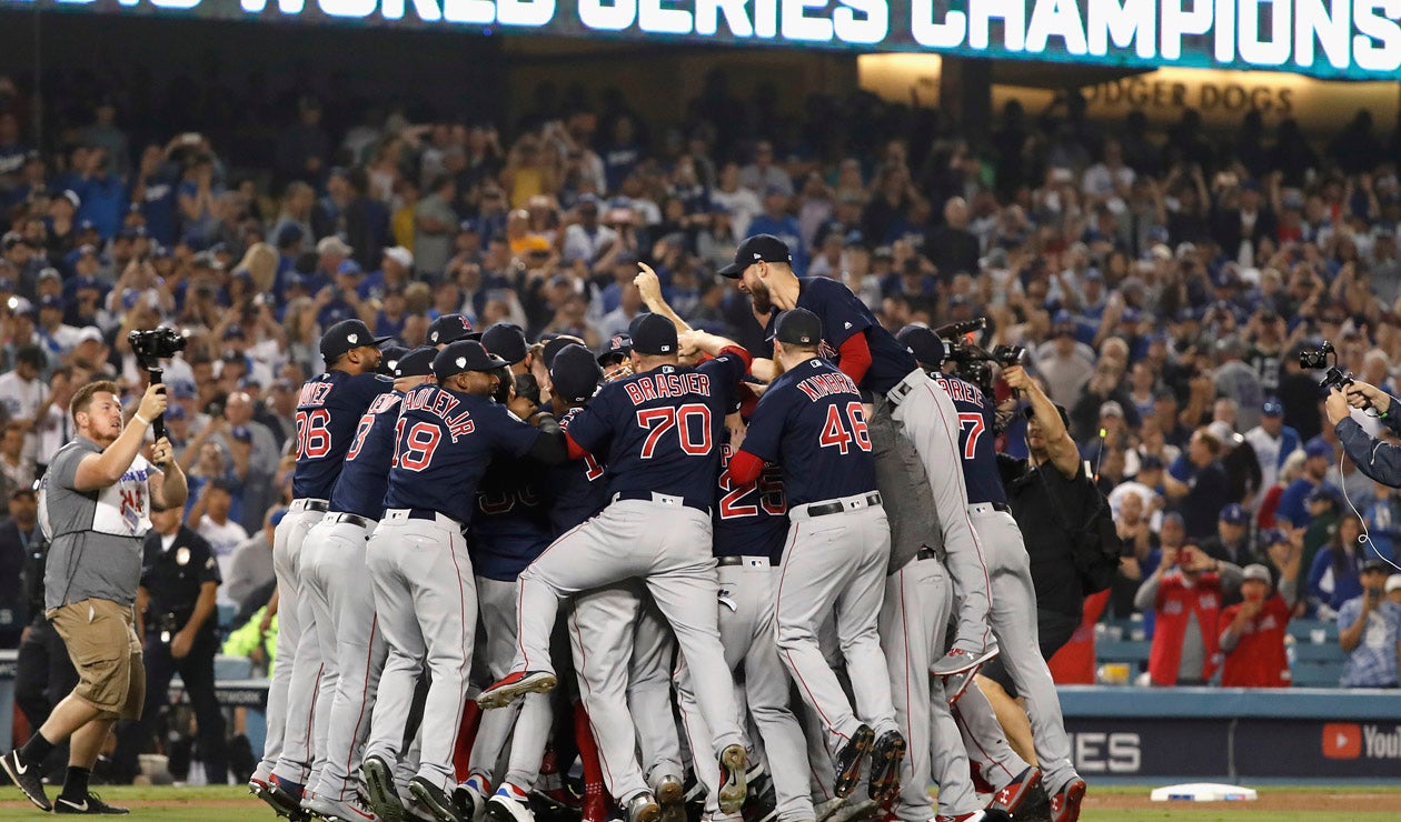 Steve Pearce volvió a enviarla por encima del muro en el octavo y sentenció a unos angelinos que perdieron su segunda Serie Mundial consecutiva