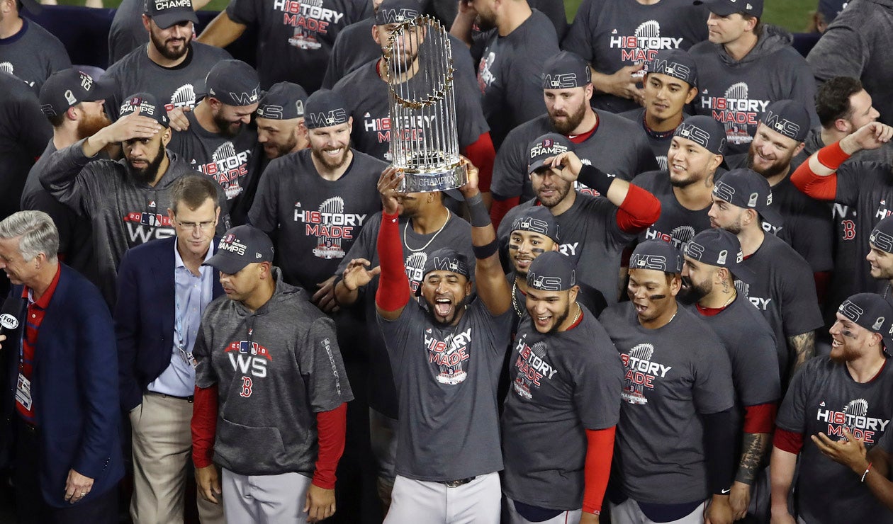 La celebración levantando el trofeo del título de la Serie Mundial
