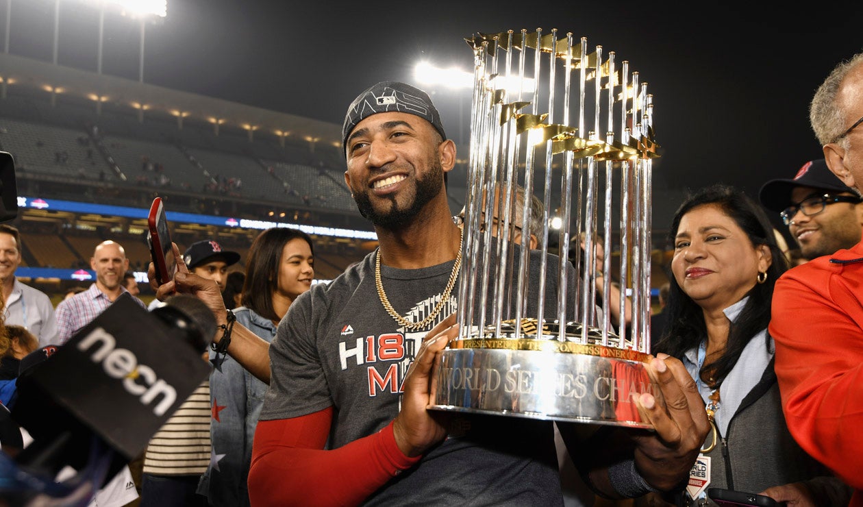 Los jugadores de Los Medias Rojas se tomaron fotografías con el trofeo del título