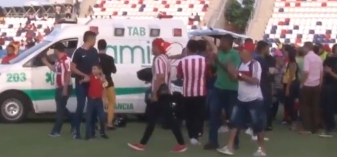 El ex futbolista fue trasladado en una ambulancia a un centro médico.
