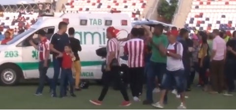 El ex futbolista fue trasladado en una ambulancia a un centro médico.